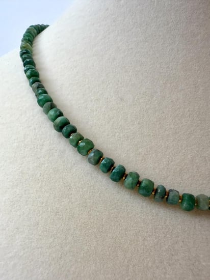 عقد زمرد طبيعي ١