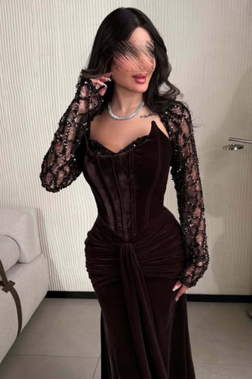 فستان سهرة بني داكن من مخمل شمواه بأكمام شفافة مطرزة وصدرية كورسيه.