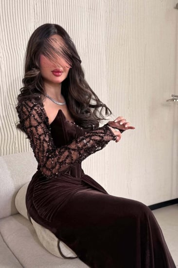 فستان سهرة بني داكن من مخمل شمواه بأكمام شفافة مطرزة وصدرية كورسيه.