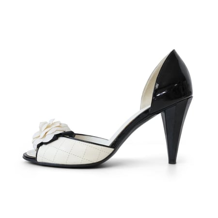 شانيل كعب مزين بوردة الكاميليا وتفاصيل مبطنة