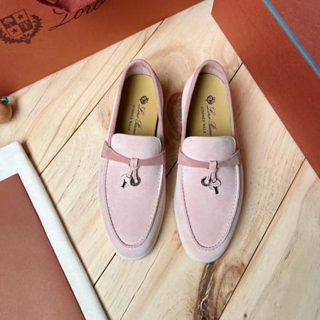 حذاء لوروبيانا وردي فاخر من متجر شوزات رياضية سواقيو احصل عليه