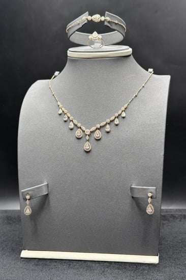 18K gold set with delicate diamond-inspired design, 9.5 grams