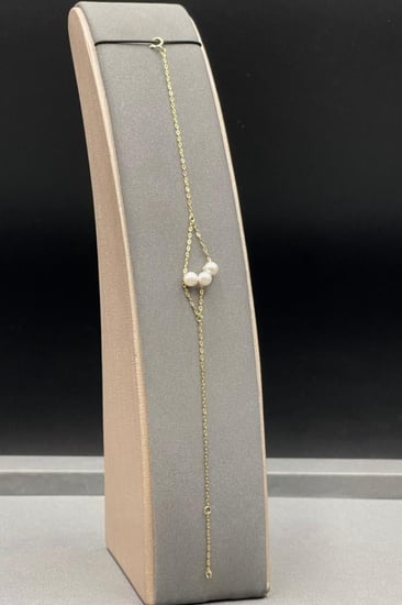 اسوارة ذهب عيار 18 بوزن 1,2 جرام مزينة ب3 حبات لولو