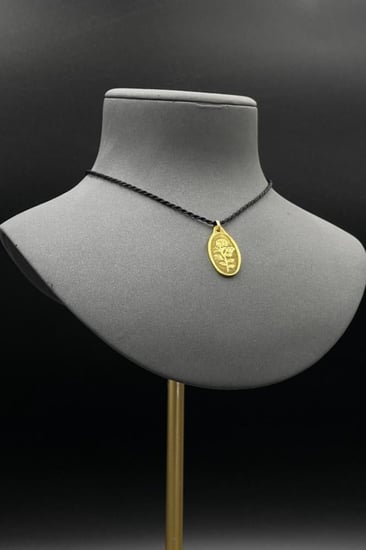 سبيكة ذهب عيار 24 صافي بيضاوية بنقوش وردة راقية - الوزن 10 جرام