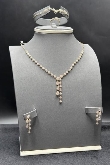 gold set 18K elegant baguette style, 11.4 grams