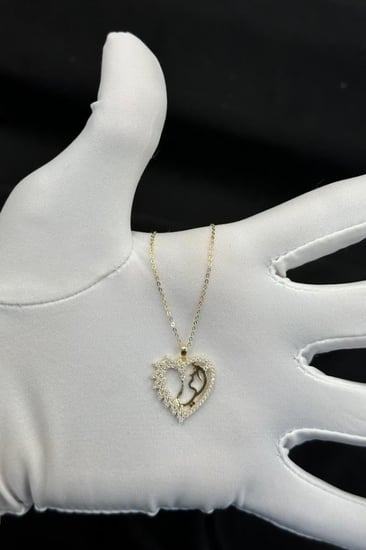 عقد كلمة امي ذهب عيار 18 تصميم الماس أنيق وزن من 2.2 الى 2.3 جرام