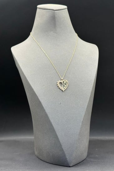 ارقي عقد كلمة امي ذهب عيار 18 تصميم الماس وزن من 2.2 الى 2.3 جرام