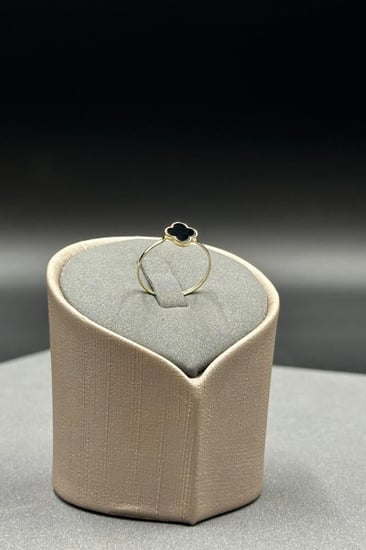 خاتم ورده ذهب مع صدف ملون اسود