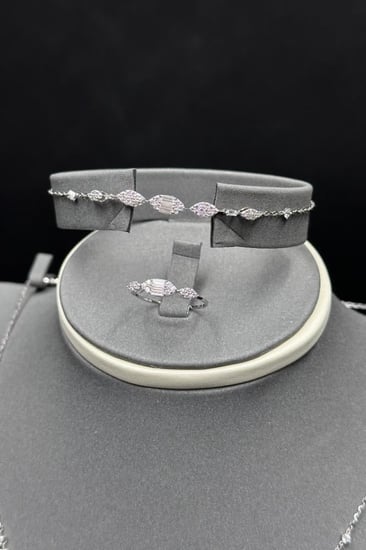 white gold set 18K for women, modern design, 9.8–9.9 grams