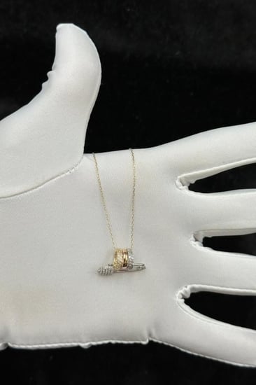 عقد مشبك ذهب تصميم الماس عيار 18 وزن من 3 الى 3.1 جرام