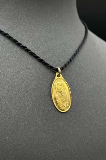 سبيكة ذهب عيار 24 صافي على شكل قلادة بوزن 2,5 جرام