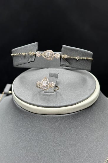 18K gold set for women, elegant delicate design, 9.5 grams