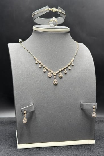 Delicate 18K gold set, diamond-inspired style, 9.5 grams