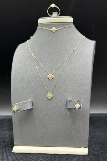 طقم دورين وردة ذهب تصميم الماس عيار 18 وزن 2.2 جرام