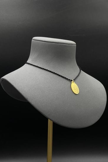 سبيكة ذهب عيار 24 صافي بشكل قلادة بيضاوية بوزن  5 جرام - نقاء عالى