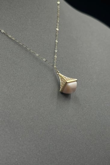 عقد مثلث ذهب عيار 18 بتصميم الماس مع فص ملون لأطلالة فريدة