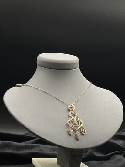 تالقى مع افخم عقد الماس فاخر بتصميم راقى لأطلالة ساحرة