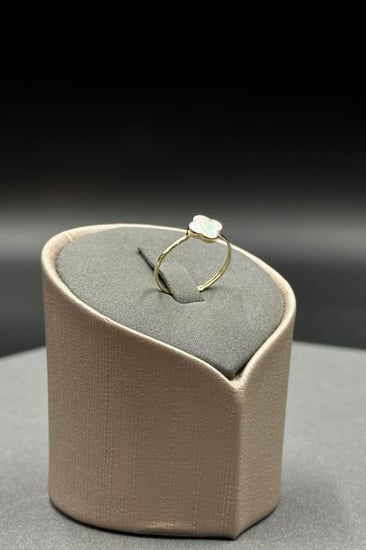 خاتم ورده ذهب مع صدف ملون ابيض موديل 2024