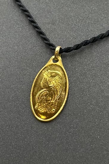 سبيكة ذهب عيار 24 صافي على شكل قلادة بوزن 2,5 جرام - بنقوش فريدة