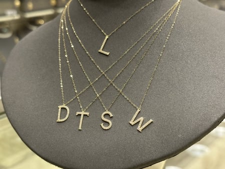 افضل تعاليق الأحرف الإنجليزية الذهب عيار 18 تضيف لمسة جمالية فاخرة