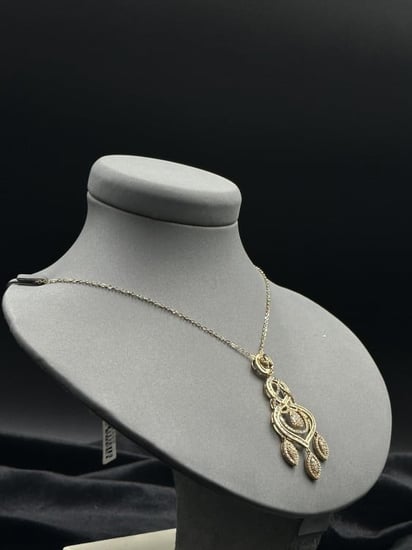 عقد الماس فاخر بتصميم فخم يضفى لمسة انيقة على طلتك