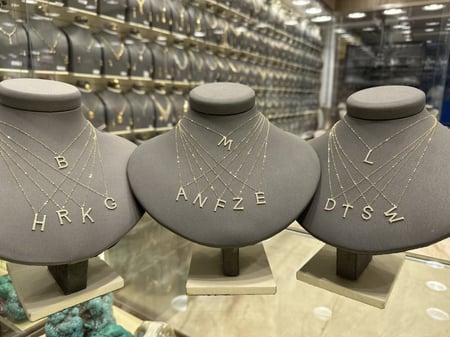 افضل تعاليق الأحرف الإنجليزية الذهب عقد ذهب عيار 18 اليوم لدينا