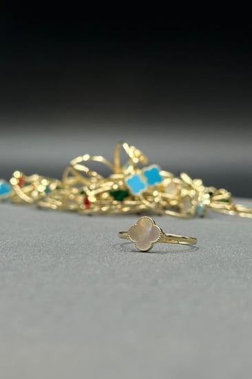 خاتم ورده ذهب مع صدف ملون تحفة