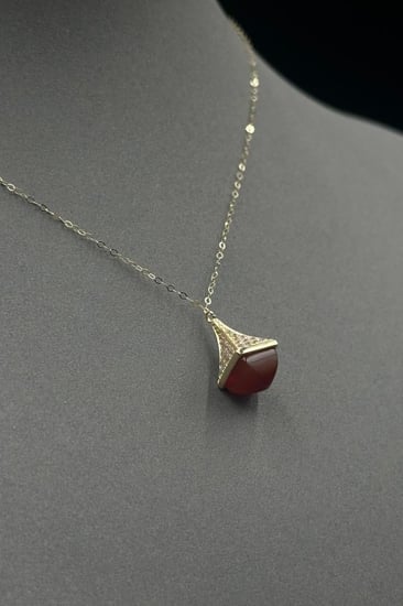 عقد مثلث ذهب عيار 18 بتصميم الماس مع فص ملون انيق