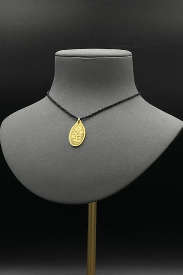 سبيكة ذهب عيار 24 صافي بيضاوية بنقوش وردة انيقة بوزن 10 جرام