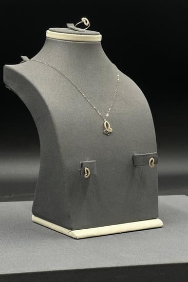 طقم اطفال شكل فراشة ذهب تصميم الماس