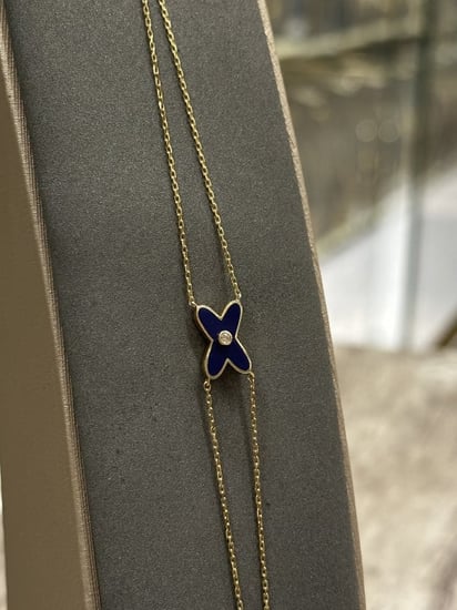 اساور ذهب ايطالي موديل اكس زرقاء اللون اسوارة ذهب انيقة تبرز جمالك