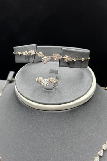 gold set 18K for women, modern baguette design, 11.4 grams