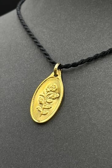 سبيكة ذهب عيار 24 صافي بشكل قلادة بيضاوية بوزن  5 جرام