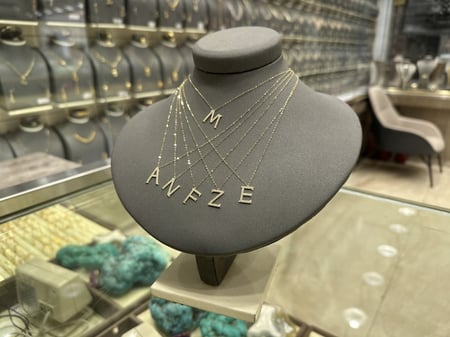 افضل تعاليق الأحرف الإنجليزية الذهب عيار 18 تضيف لمسة انيقة