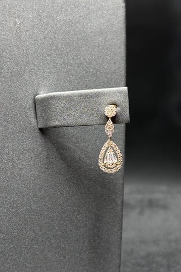 Elegant 18K gold set, refined polished finish, 9.5 grams