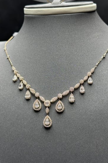 Close-up of 18K gold set with diamond-inspired details, 9.5 grams