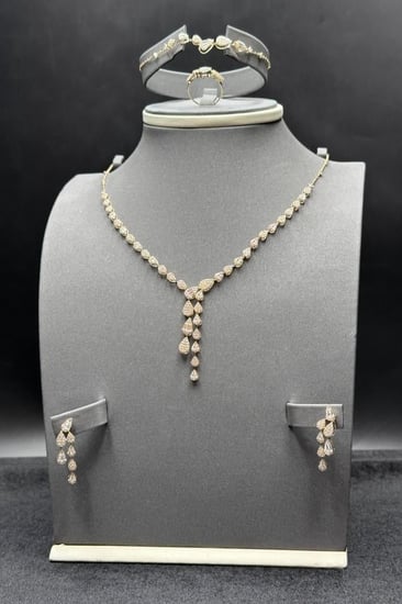 18K gold set with baguette diamond-inspired design, 11.4 grams