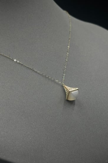 عقد مثلث ذهب عيار 18 بتصميم الماس مع فص ملون فخم