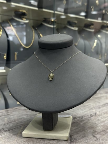 افخم عقد ذهب تصميم تايجر مصنوع من الذهب عيار 18 يضيف لمسة جمالية