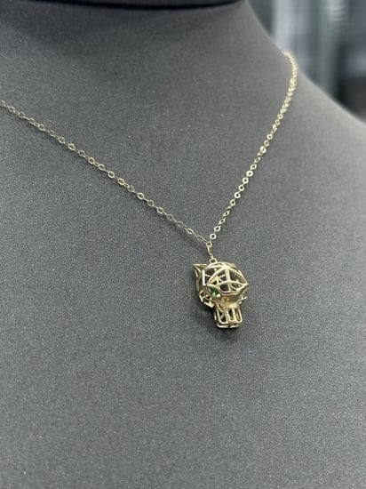 عقد ذهب تصميم تايجر انيق مصنوع من الذهب عيار 18 يضيف لمسة راقية وفاخرة