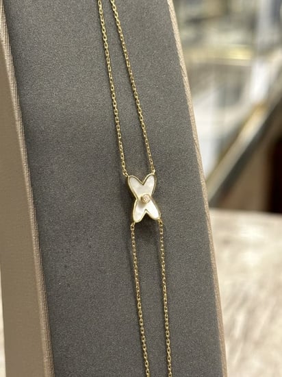 اساور ذهب ايطالي موديل اكس بيضاء اللون اسوارة ذهب انيقة تبرز جمالك