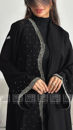 عباية سوداء ربع كلوش مزينة بالشك المموج1531