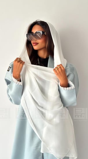 عباية صيفية باللون الأزرق السماوي بأكمام من التل الابيض -1353