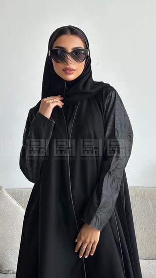 عباية سوداء نصف كلوش باكمام من الجاكار -1400