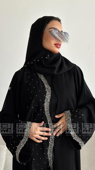 عباية سوداء ربع كلوش مزينة بالشك المموج1531