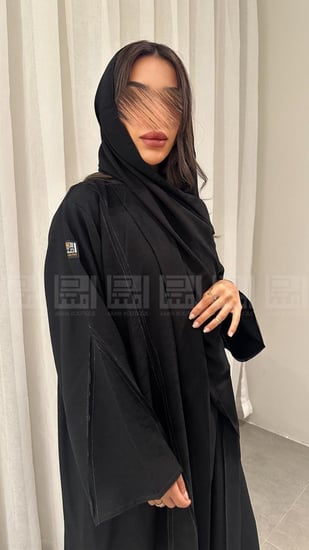 عباية سوداء باردة بأكمام واسعة بخطوط نحاسية- 1129