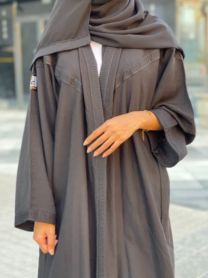 عباية مزينة بالسدو الأسود 1072