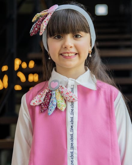 مريول مدرسي انيق ومميز بكولة بيضاء مع بروش مميز على شكل وردة انيقة بنظام ثري دي مع تطريز عبارة انا احب المدرسة