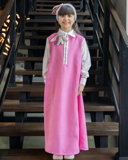 مريول مدرسي انيق ومميز بكولة بيضاء مع بروش مميز على شكل وردة انيقة بنظام ثري دي مع تطريز عبارة انا احب المدرسة