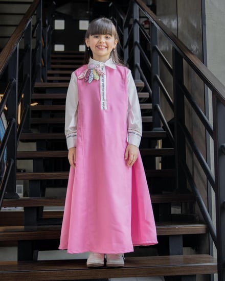 مريول مدرسي انيق ومميز بكولة بيضاء مع بروش مميز على شكل وردة انيقة بنظام ثري دي مع تطريز عبارة انا احب المدرسة